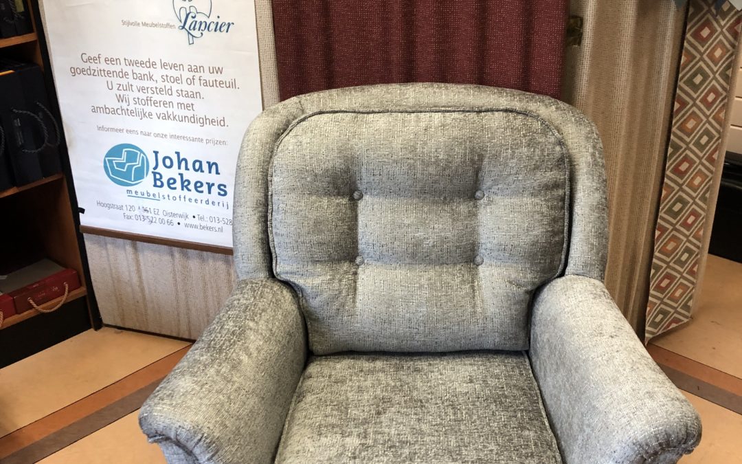 Fauteuil van Walraven en Bevers geherstoffeerd.