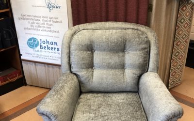 Fauteuil van Walraven en Bevers geherstoffeerd.