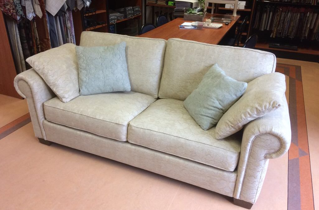 witte bank gestoffeerd