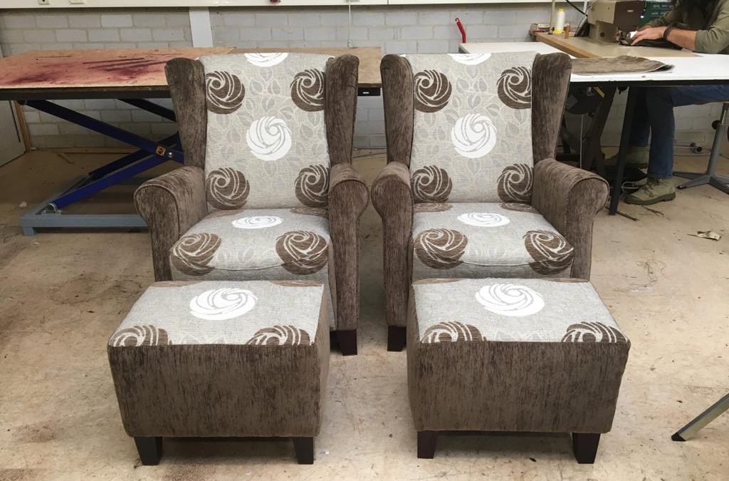 Vandaag levering van deze 2 mooie oorfauteuils. Gestoffeerd door Jan van der Wal.