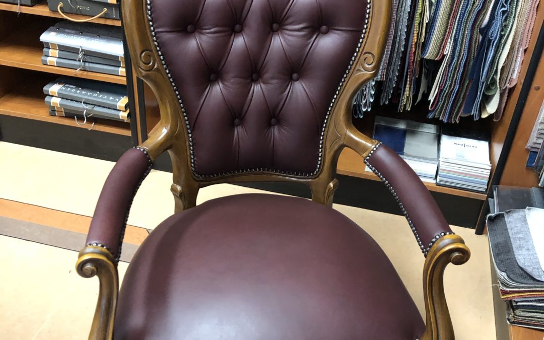 Klassieke fauteuil geherstoffeerd in rundleer door Jan van der Wal.
